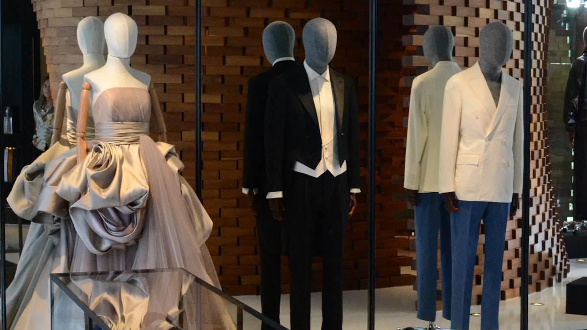 La sartoria e l'eleganza formale sono state per decenni la cifra stilistica dell'impero costruito da Giorgio Armani.