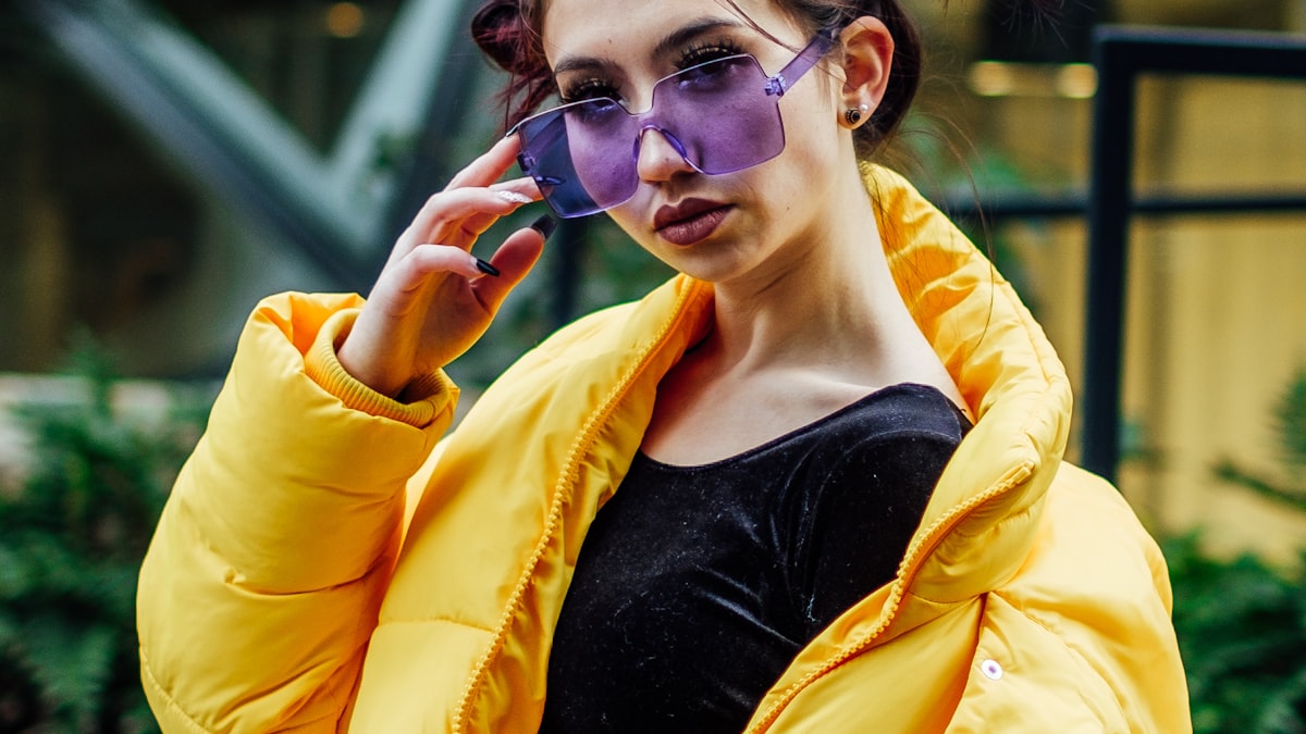 Il giallo acceso e le silhouette decise segnano l'addio al minimalismo del 'quiet luxury'.