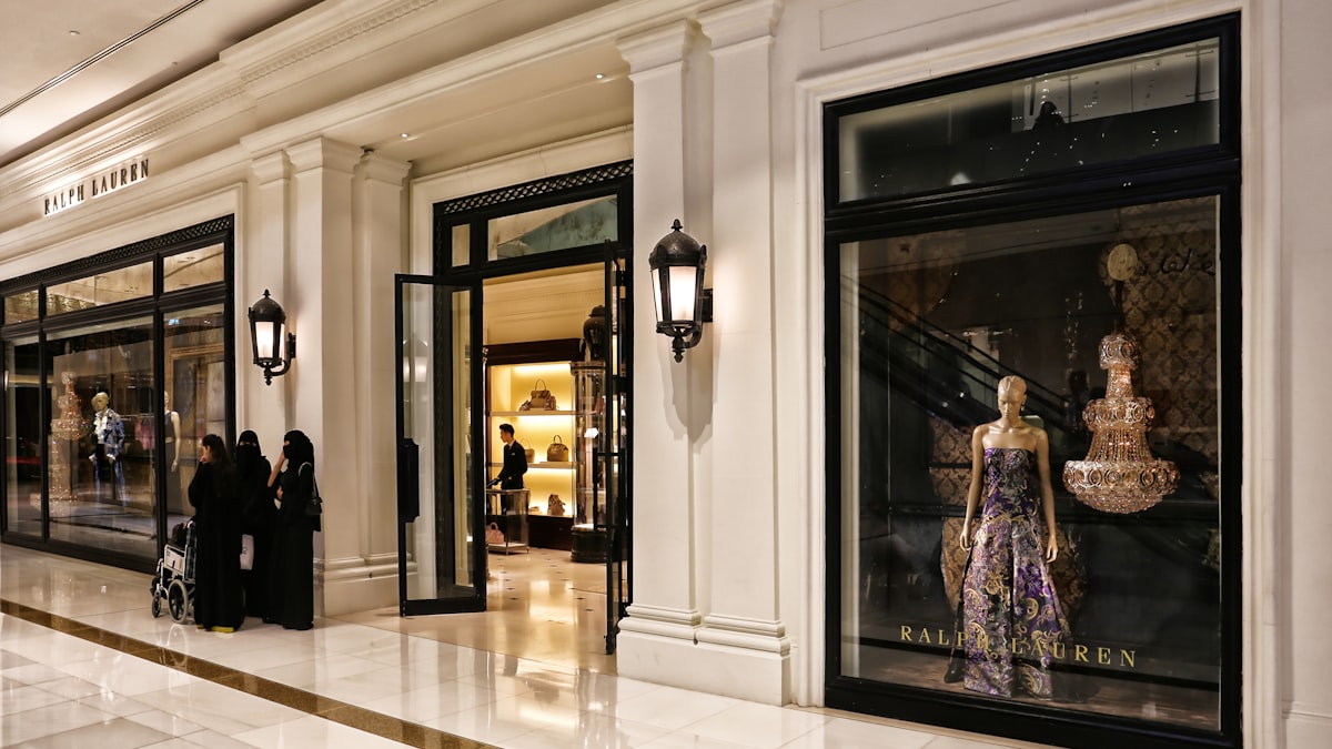 Versace entra ufficialmente nella galassia Prada, dando vita a un grande polo del lusso tutto italiano.