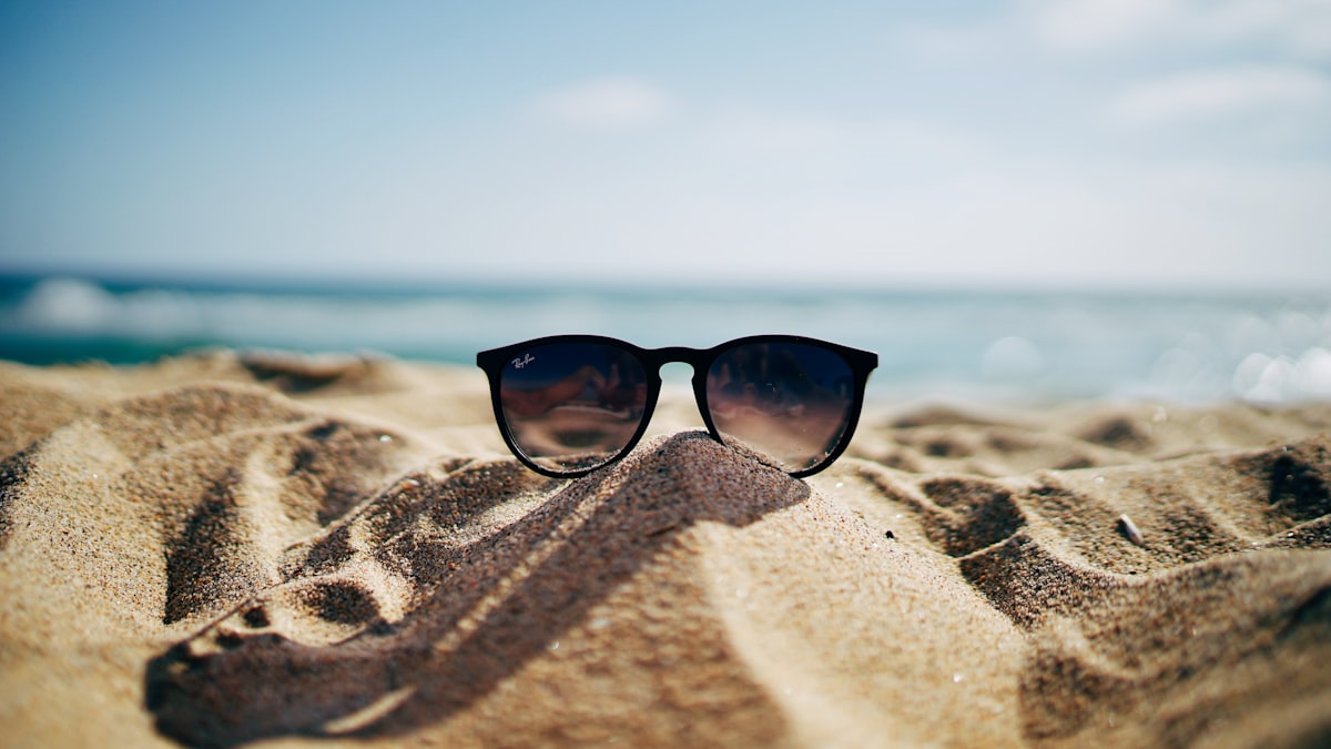 Dai Wayfarer classici agli occhiali con intelligenza artificiale: l'occhialeria di radici italiane resta un simbolo di stile nel mondo.