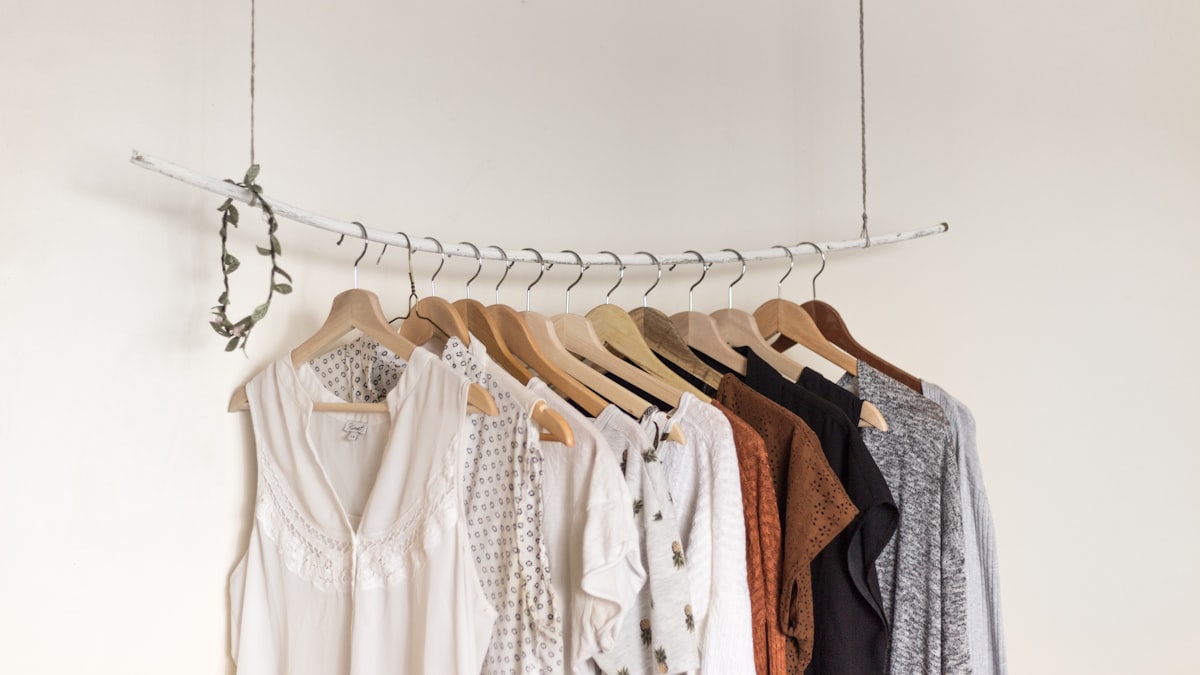 Tra collezioni audaci e consumatori attenti al prezzo, la moda italiana cerca l'equilibrio tra creatività e sostenibilità economica.